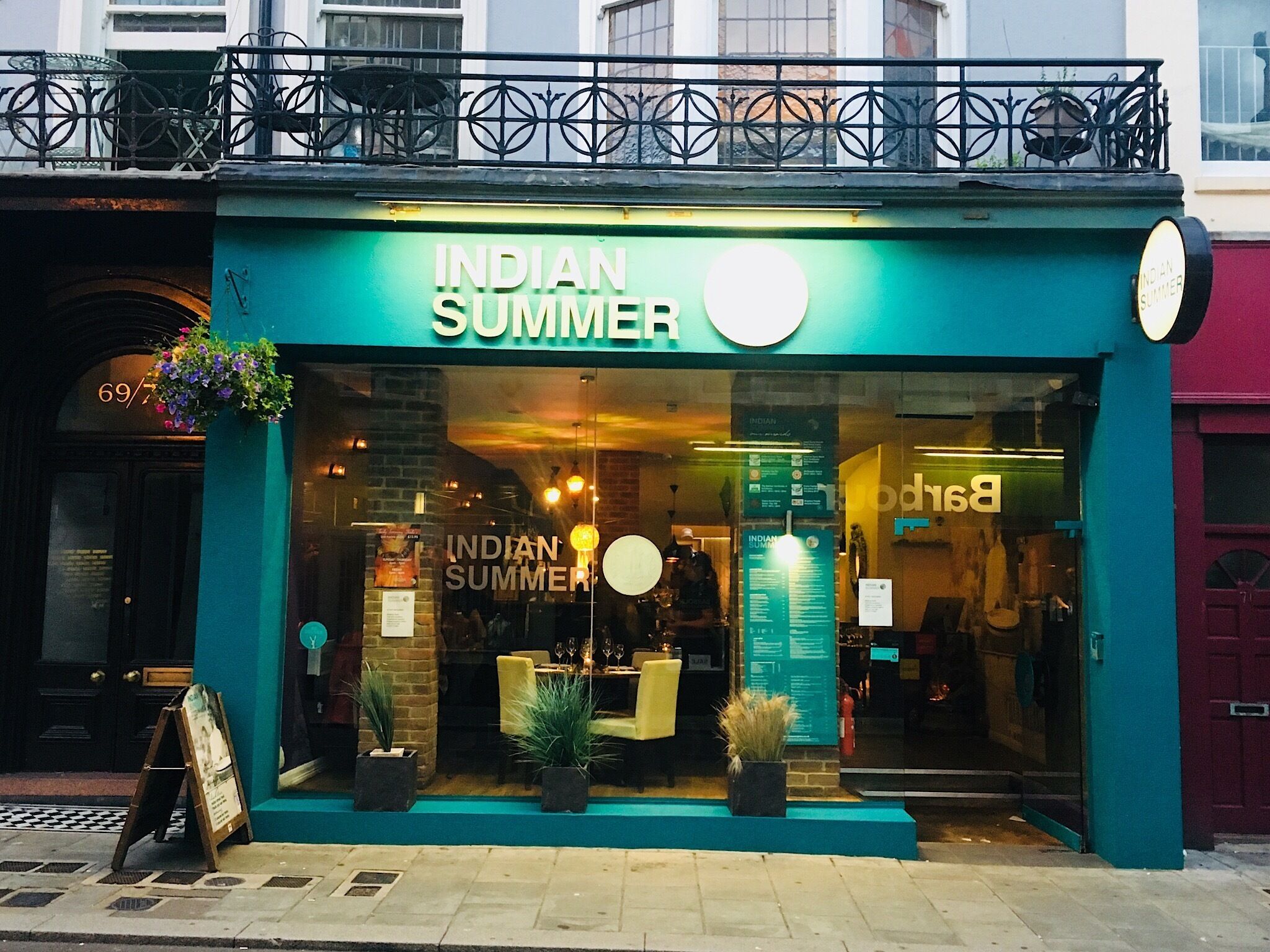 Una fachada con un letrero que dice 'INDIAN SUMMER'.
