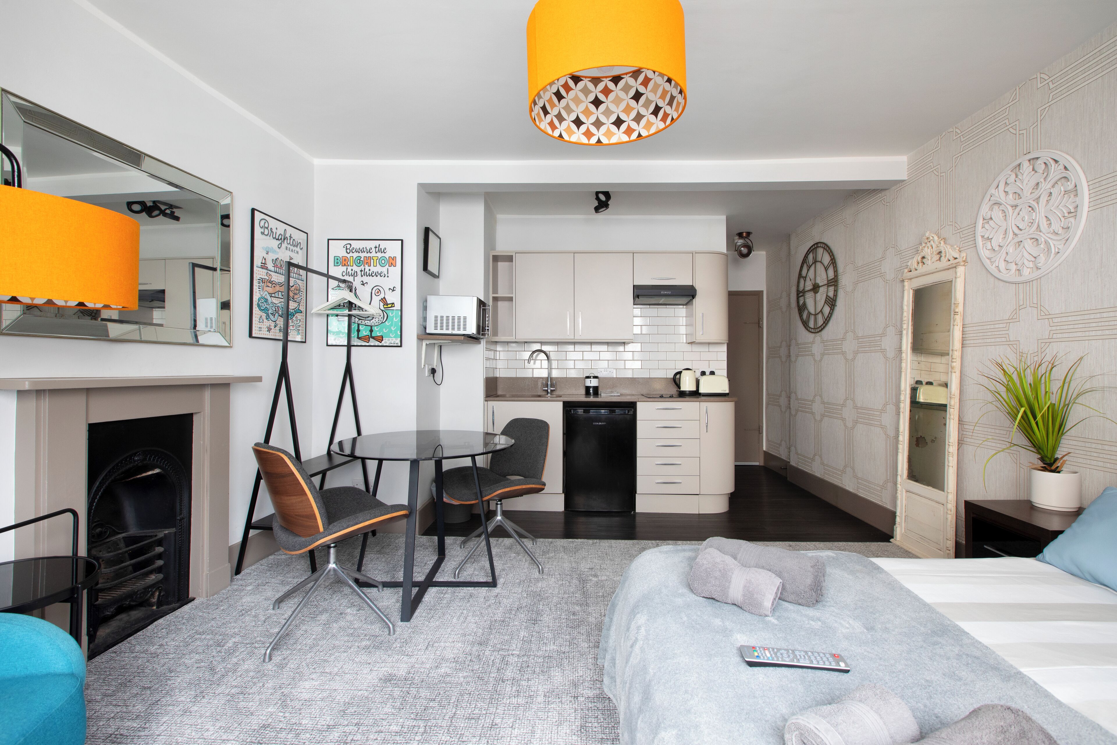 Ein modernes Hotelzimmer mit Essbereich, Küchenzeile und Kamin.