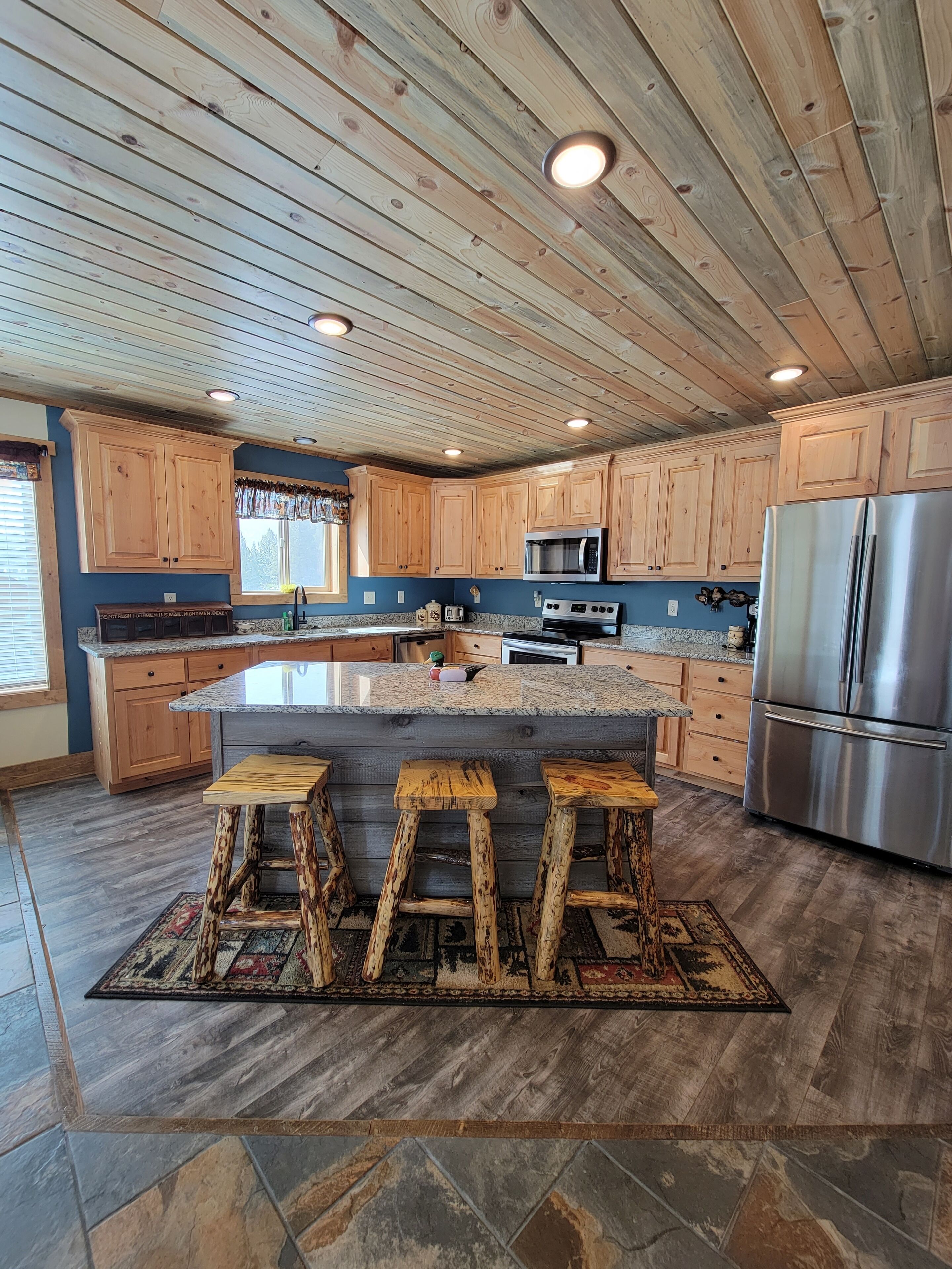 冷蔵庫、電子レンジ、オーブン、コンロ