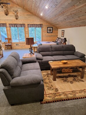 Smart TV, fireplace, DVD player, books - New construction, hot tub, 12 miles to Yellowstone, WiFi, AC,  firepit,  (Island Park)