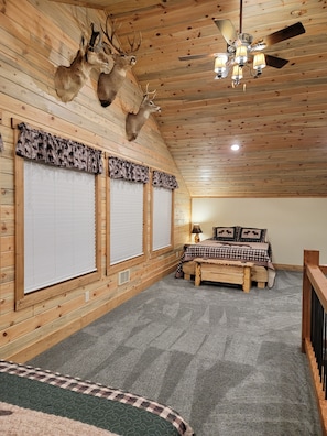 5 habitaciones, tabla de planchar con plancha y cuna de viaje