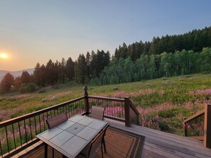 Outdoor dining - New construction, hot tub, 10 miles to Yellowstone, WiFi, AC,  firepit, Tipi (Island Park)