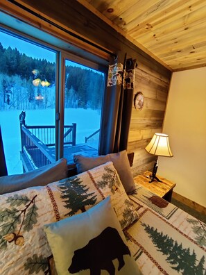 5 bedrooms, iron/ironing board, travel cot, free WiFi - New construction, hot tub, 12 miles to Yellowstone, WiFi, AC,  firepit,  (Island Park)