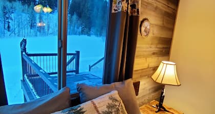 New construction, hot tub, 12 miles to Yellowstone, WiFi, AC, firepit,