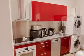 Frigorifero, microonde, forno, piano cottura