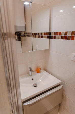 Dusj, hårføner, håndklær og såpe