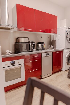 Frigorifero, microonde, forno, piano cottura