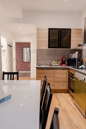 Réfrigérateur, micro-ondes, four, plaque de cuisson