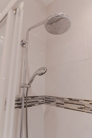 Douche, sĂšche-cheveux, serviettes fournies, savon