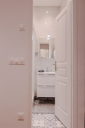 Douche, sèche-cheveux, serviettes fournies, savon