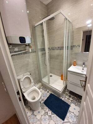 Chuveiro, secador de cabelo, toalhas de banho, sabonete