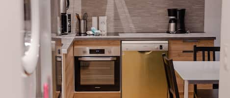 Réfrigérateur, four à micro-ondes, un four, surface de cuisson