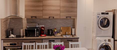 Kjøleskap, mikrobølgeovn, ovn og kokeplater