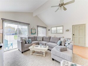 Ferienhaus, Mehrere Betten, Terrasse | Wohnzimmer | Fernseher