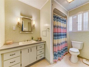 Bathroom - Zamora Upper Cottage, 2 Bedroom, Walk to the Beach, Wi-fi, Pets, Sleeps 6 (St. Augustine)
