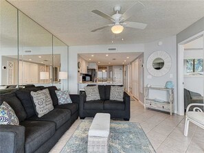 คอนโด, หลายเตียง, ระเบียง, วิวทะเล | ห้องนั่งเล่น | ทีวี
