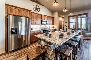 小屋, 多张床, 热水浴缸, 山景 | 私人厨房 | 冰箱、微波炉、炉灶、洗碗机