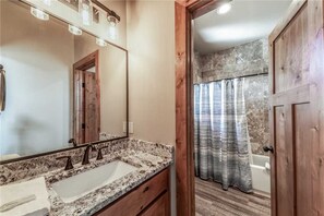 Cabane, plusieurs lits, bain à remous, vue montagne | Salle de bain