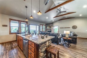 小屋, 多张床, 热水浴缸, 山景 | 私人厨房 | 冰箱、微波炉、炉灶、洗碗机