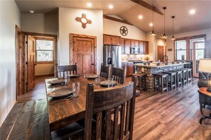 小屋, 多张床, 热水浴缸, 山景 | 私人厨房 | 冰箱、微波炉、炉灶、洗碗机