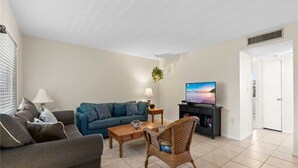 Apartment, Mehrere Betten, eigener Pool, Poolblick | Wohnzimmer