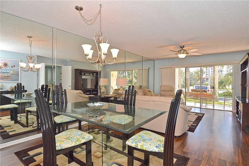 Bloc d'apartaments, diversos llits, piscina privada, vistes al jardí | Sala d'estar | Televisor 