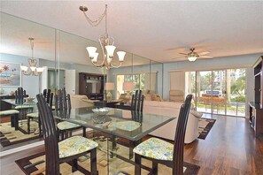 Appart'hôtel, plusieurs lits, piscine privée, vue jardin | Salle de séjour | Télévision