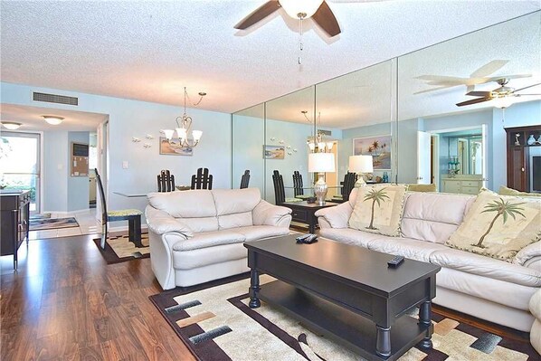 Appart'hôtel, plusieurs lits, piscine privée, vue jardin | Salle de séjour