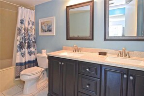 Appart'hôtel, plusieurs lits, piscine privée, vue jardin | Salle de bain