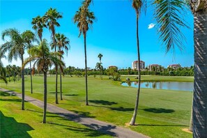 Appart'hôtel, plusieurs lits, piscine privée, vue golf | Vue sur le lac