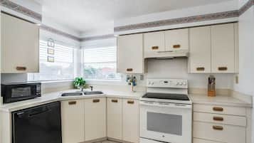 Apartamento, varias camas, piscina privada, vistas al campo de golf | Cocina privada | Cafetera o tetera