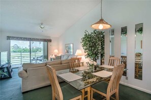 Appart'hôtel, plusieurs lits, piscine privée, vue golf | Cuisine privée | Cafetière/bouilloire