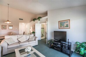 Condo, Plusieurs lits, piscine privée, vue sur le terrain de golf | Intérieur