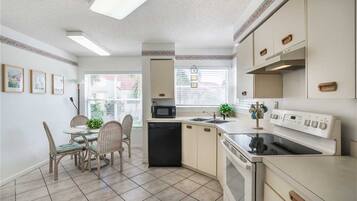 Apartamento, varias camas, piscina privada, vistas al campo de golf | Cocina privada | Cafetera o tetera