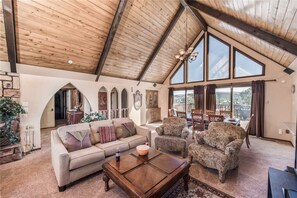 Cabin, Multiple Beds, Hot Tub, Mountain View | Living room