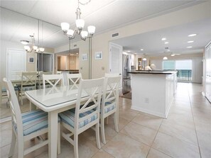 公寓客房, 多張床, 陽台, 海景 | 私人廚房 | 電冰箱、微波爐、爐台、洗碗機