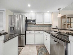 คอนโด, หลายเตียง, ระเบียง, วิวทะเล | ครัวส่วนตัว | ตู้เย็น, ไมโครเวฟ, เตาประกอบอาหาร, เครื่องล้างจาน