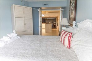 3 bedrooms, free WiFi - Windjammer 412, 3 Bedrooms, 4th Floor, Ocean Front, Elevator, Sleeps 7 (St. Augustine)