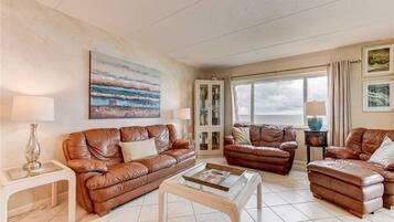 Condo, Multiple Beds, Kitchen, Ocean View | Living room