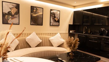 Deluxe Apartment, Hot Tub | Lounge