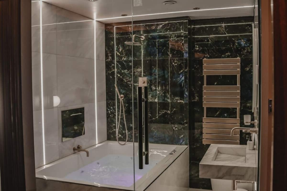 Apartment, Hot Tub | Bathroom