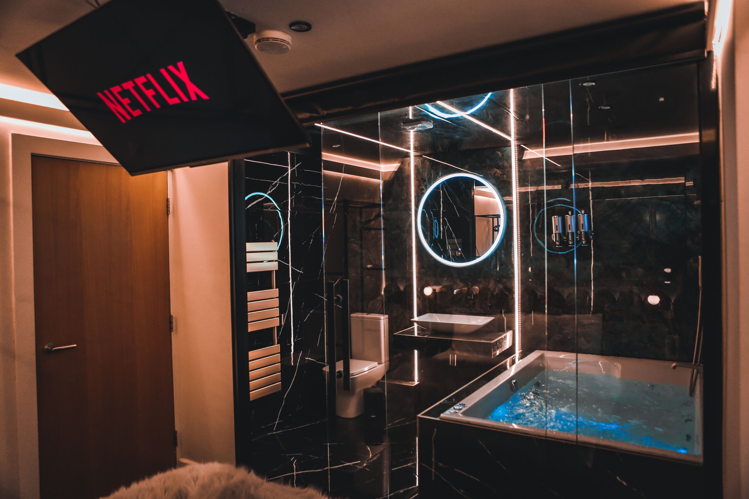 Deluxe Apartment, Hot Tub | Indoor spa tub