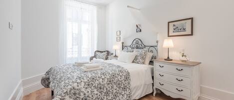 1 bedroom, iron/ironing board, internet, bed sheets