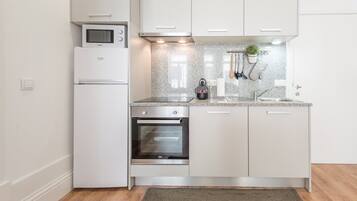 Refrigerador, microondas, horno y cafetera y tetera