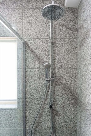 Shower, hair dryer, towels - GuestReady - Parrot in the Lilies (Esposende)