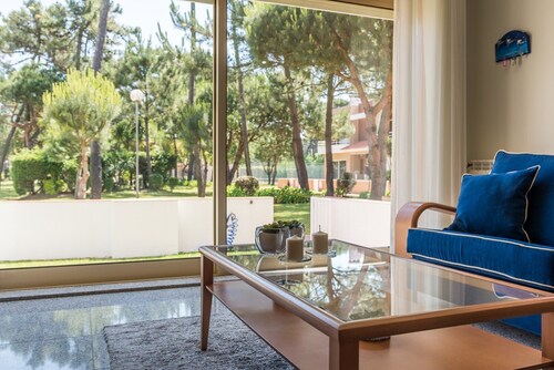 GuestReady - Parrot in the Lilies