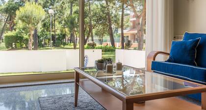 GuestReady - Parrot in the Lilies