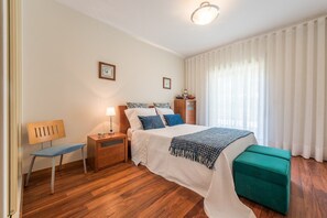 2 bedrooms, desk, Internet, bed sheets