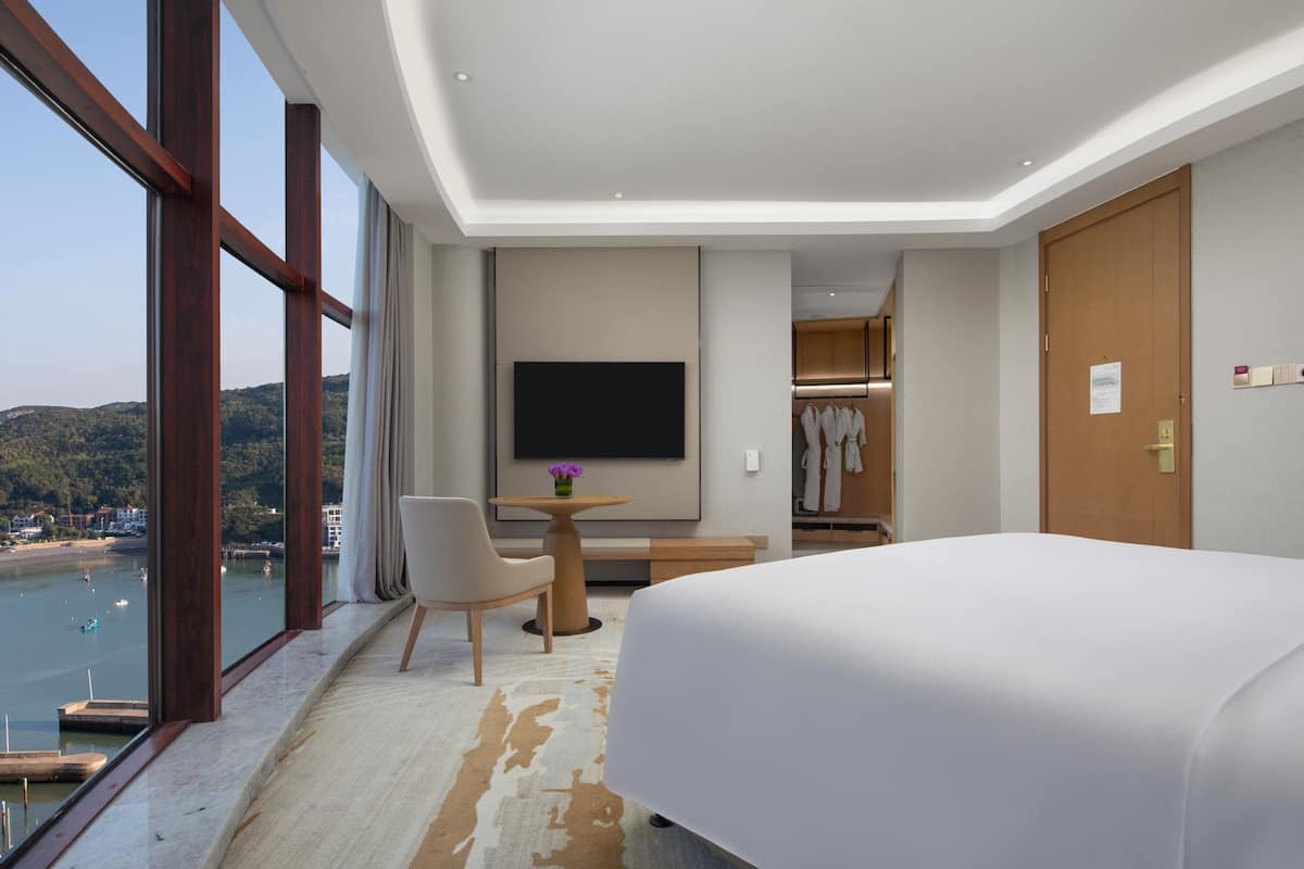 Standard Room, 1 King Bed | 1 bedroom, premium bedding, memory-foam beds, minibar