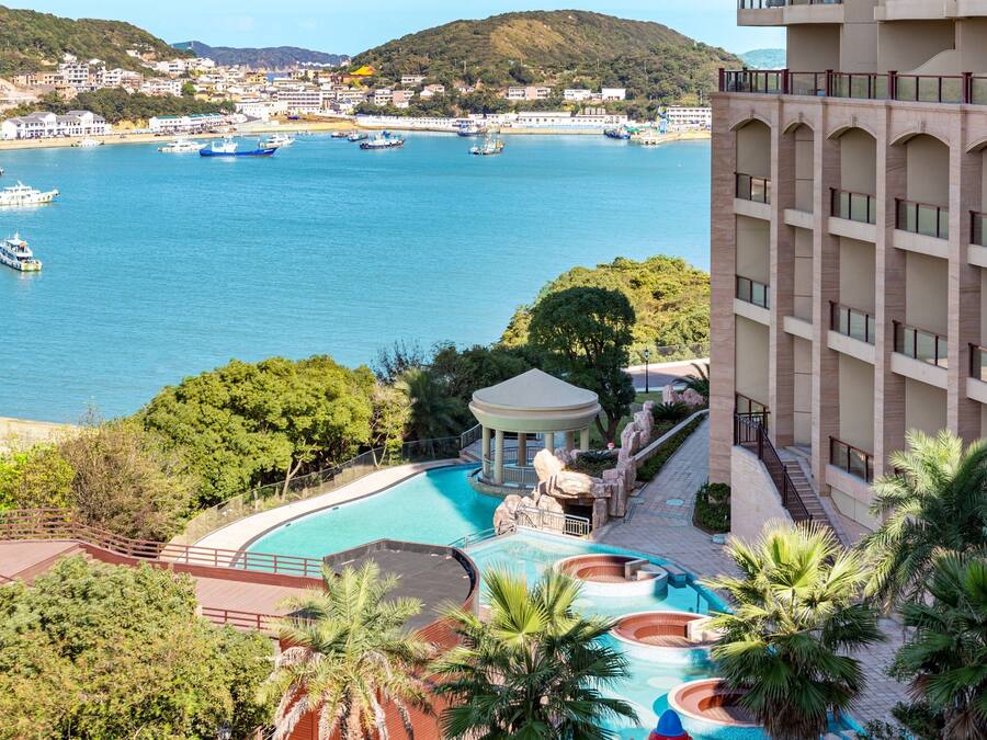 Een binnenzwembad en een seizoensgebonden buitenzwembad